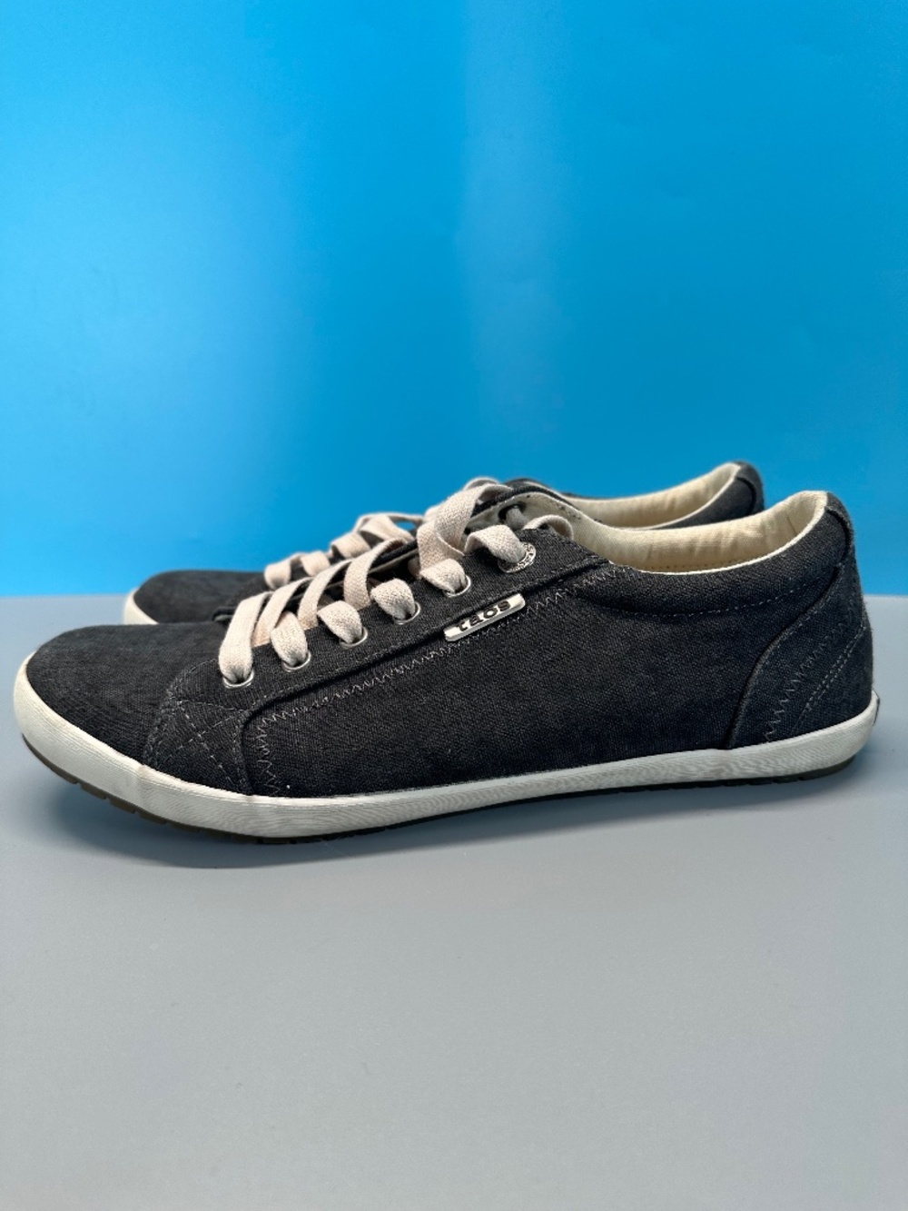 Taos Star Charcoal Canvas Sneakers Arch Support Women's Size 9.5 Gorpcore Casual